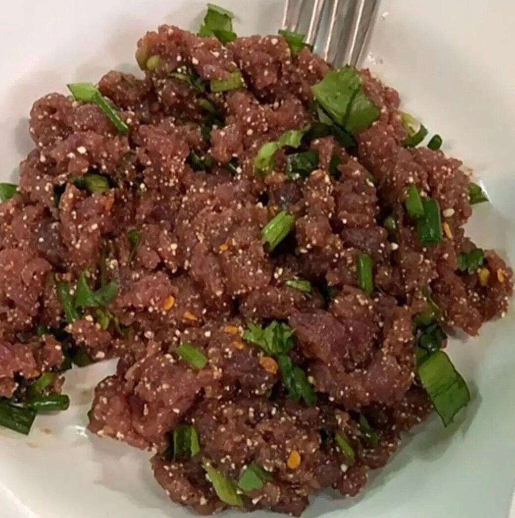 Известната тайландска салата Кой Пла Тя е типично традиционно ястие