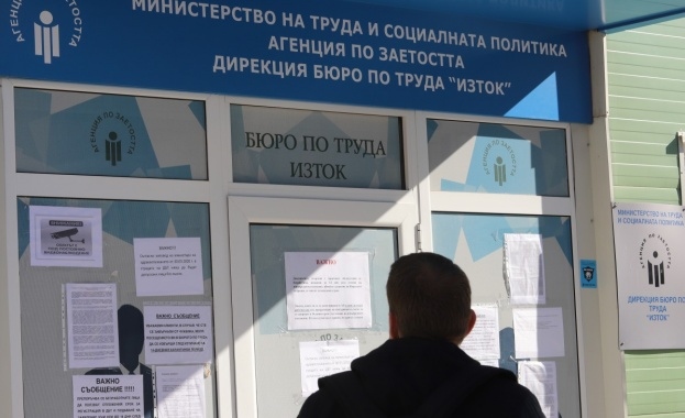 Над половината от безработните или близо 87 000 души са