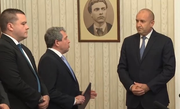 Има такъв народ върна днес папката с третия мандат на