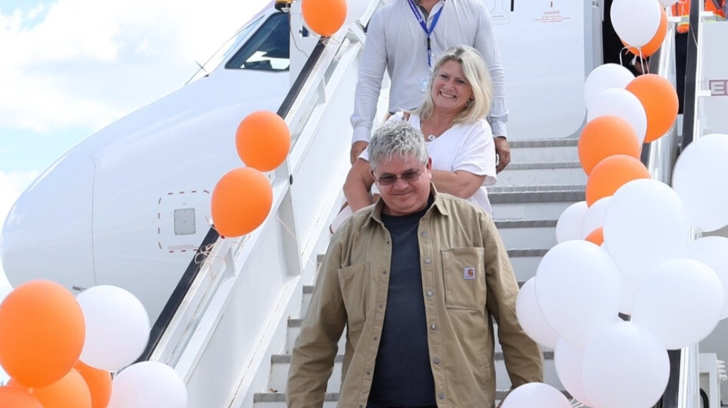 Летище Бургас посрещна милионния си пътник Пол Камерън който пристигна