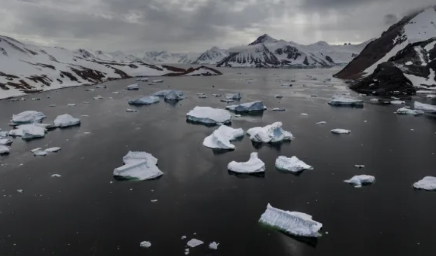 Температурата на Антарктида обхващаща по голяма част от ледената покривка на континента