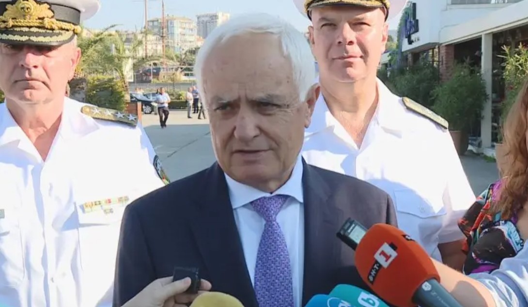 Министърът на отбраната Атанас Запрянов все още не е водил