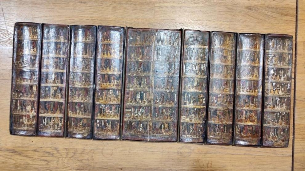 Свети мощи св Евангелие жезъл икони богослужебни вещи и утвар