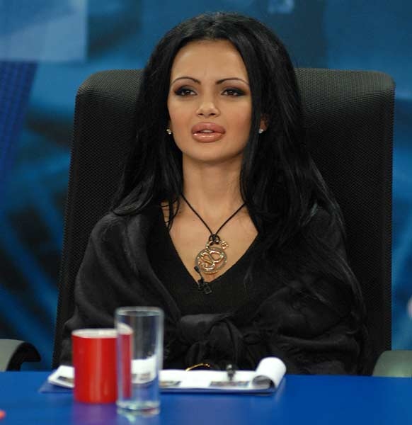 Фолк звездата Мария е напуснала окончателно лихваря Мирослав с когото