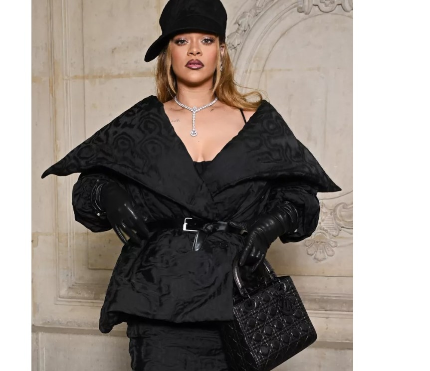 Риана демонстрира перфектни и изкушаващи форми в черни чорапи, черно