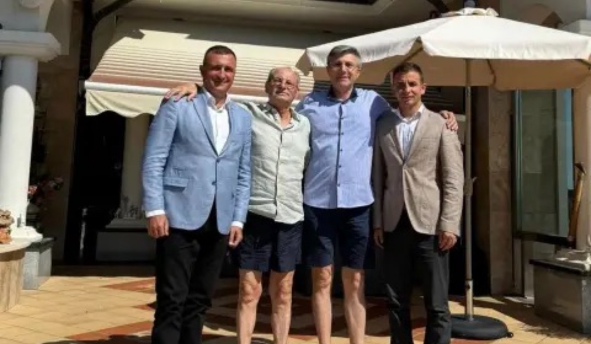 Коментар на Емилия Милчева
Войната в ДПС между почетния председател Ахмед