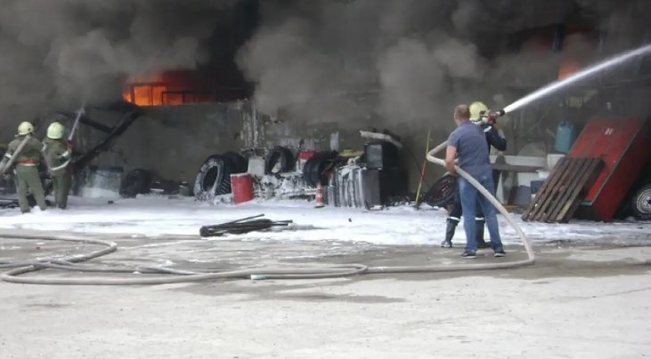 Хале с нерегистрирани автомобили е изгоряло в Перник Около 01 32