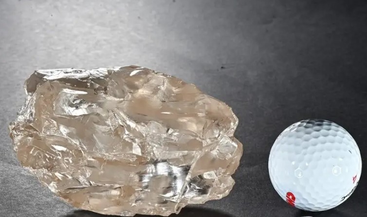 Един от най големите диаманти в света откривани някога необработен