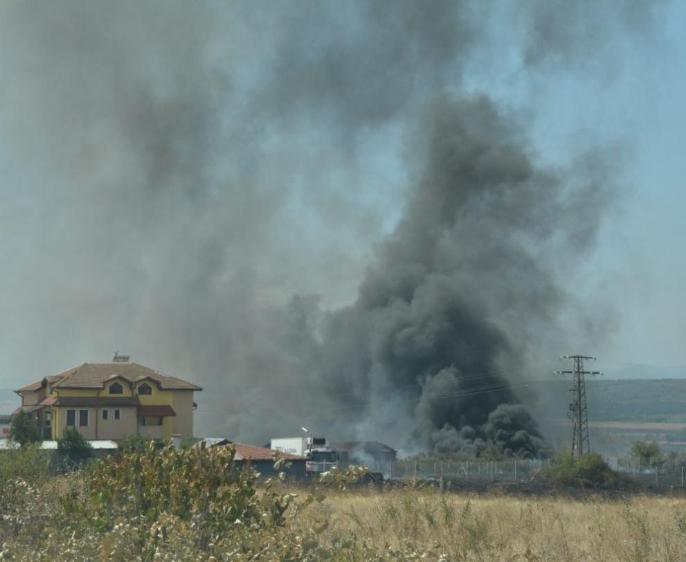Три екипа огнеборци са на място на голям пожар в