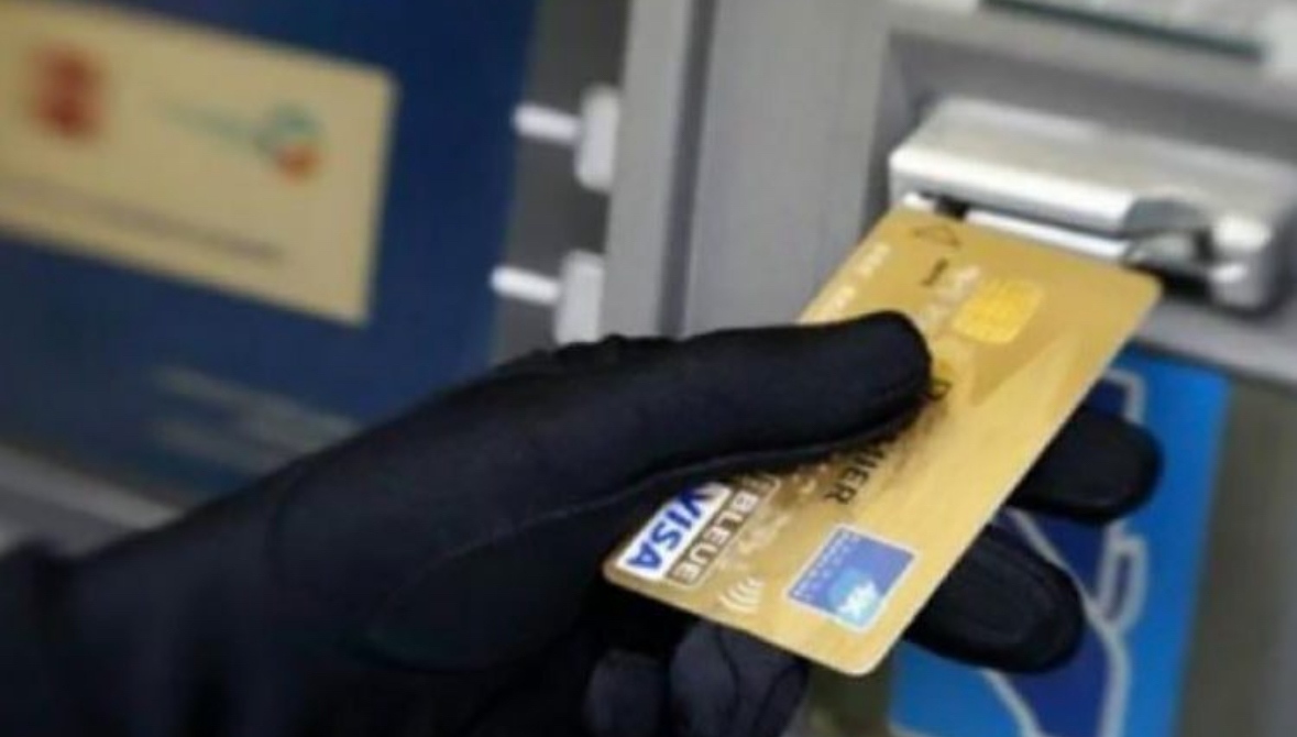 Тримата задържани за изработване на устройства за източване на данни