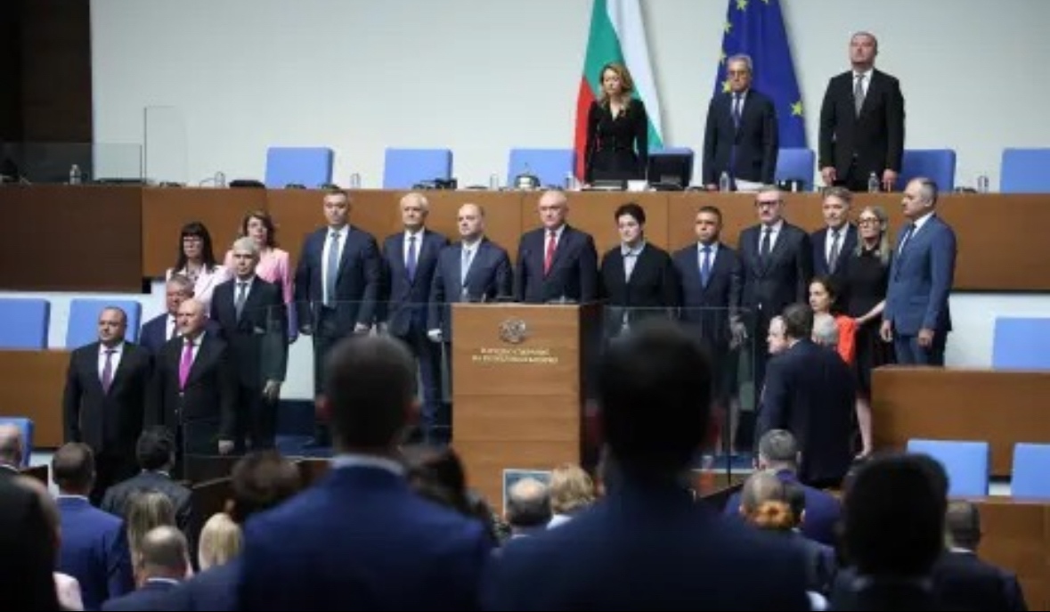 За има няма десетина минути вторият служебен кабинет на Димитър