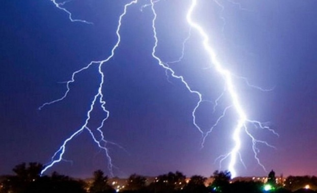 Жълт код за валежи от дъжд с гръмотевици в петък