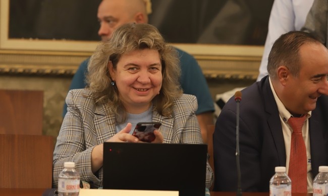 Преподавателят по конституционно право доц Наталия Киселова коментира че това