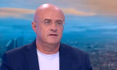 Почетният председател на  Ахмед Доган е далеч от сараите като се