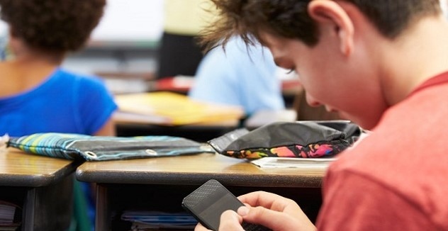 Много училища в Европа забраняват мобилните телефони Темата е станала
