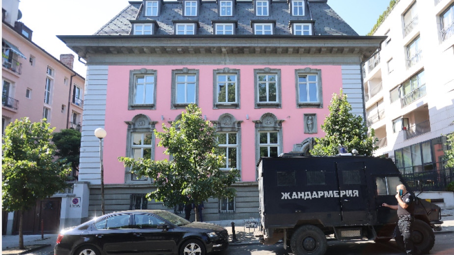 Полицията е открила луксозен автомобил и лодка които се издирваха