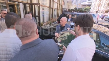 Почетният председател на ДПС Ахмед Доган пристигна в централата на