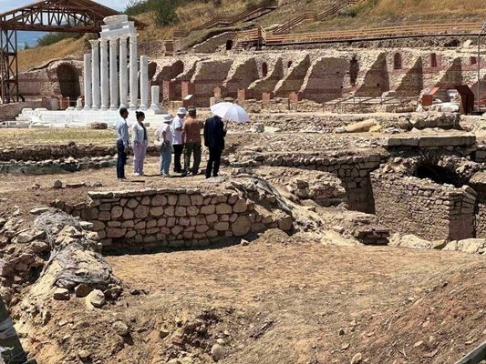 Откриха втора статуя в големия канал на Хераклея Синтика  
Археолозите от