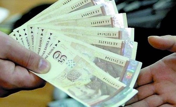 Българите спестяват предимно от покупката на луксозни стоки почивки и