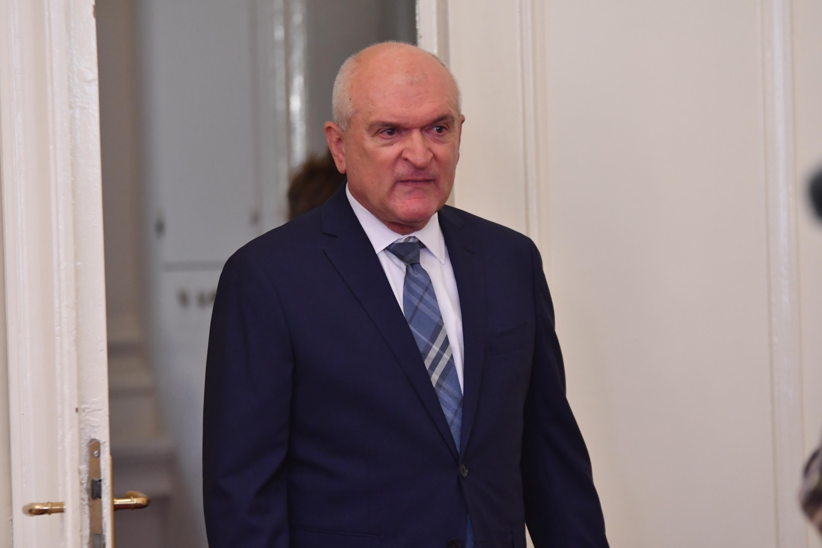 Премиерът Димитър Главчев направи коментар пред журналисти след извънредното заседание