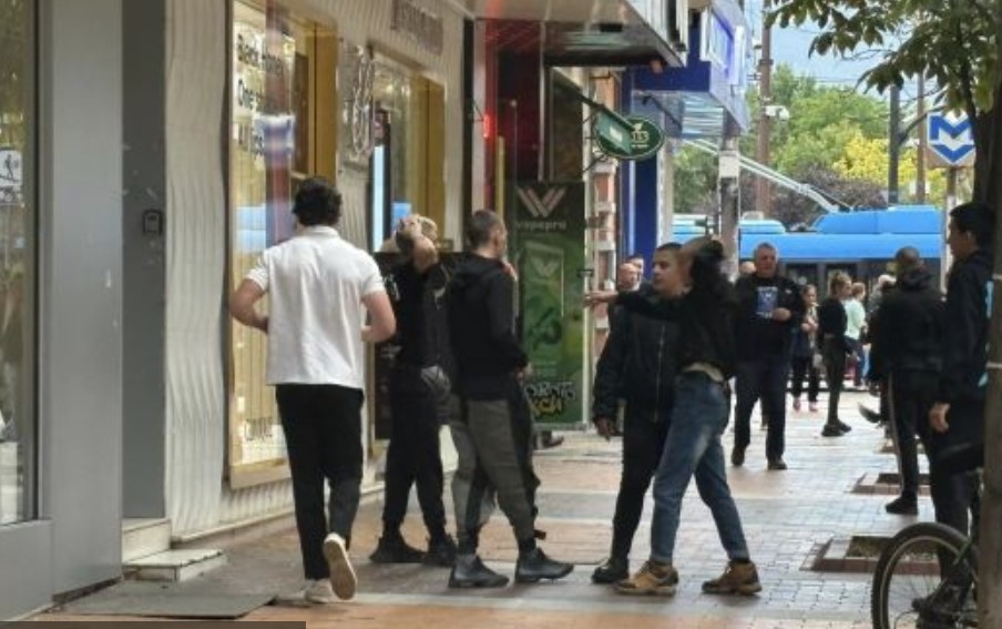 Грозна случка се разигра тази вечер насред оживената пешеходна част