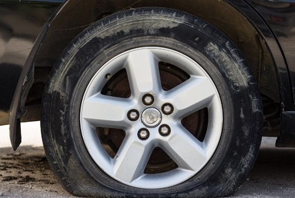 52 годишна жена е задържана от полицията след вандалщина по коли