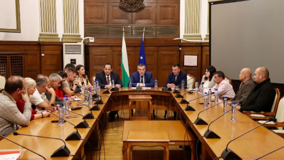 Тази вечер се проведе среща между представители на браншови организации