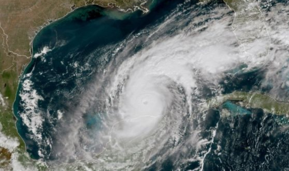 Опасно торнадо пресече магистрала в Южна Флорида съобщи Националната метеорологична