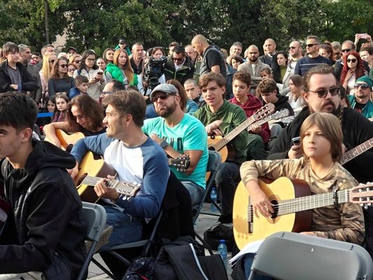 200 китаристи изпълниха Клетва – една от най известните песни на