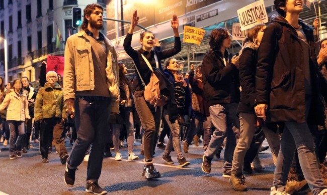 Хиляди протестираха в неделя в Мадрид с искане за по достъпни