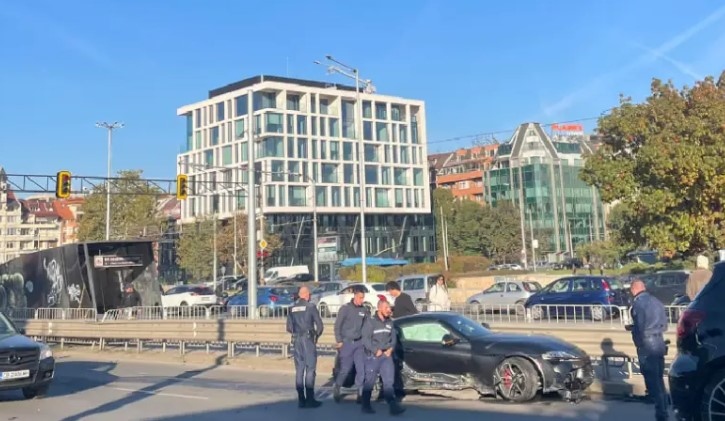 Кола излетя през изхода на подлез в София За това