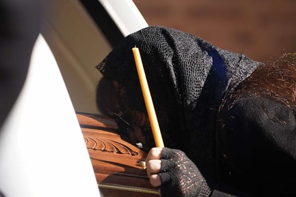 Стотици близки приятели и колеги се прощават с режисьора Николай Волев