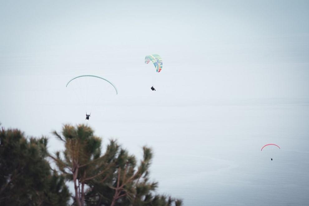 Инцидент в небето трима парашутисти паднаха тази сутрин в