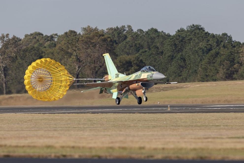 Успешен тестови полет на първия български изтребител F 16 Block 70