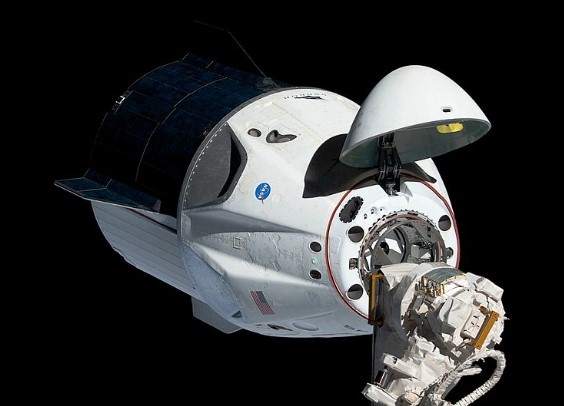 Капсулата на Space X с четирима астронавти на борда се разкачи