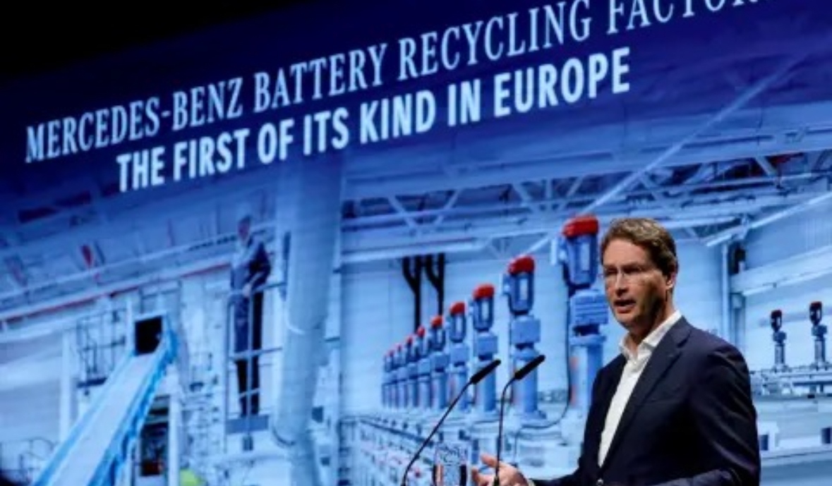 Нетната печалба на автомобилния производител Mercedes Benz е спаднала с 54