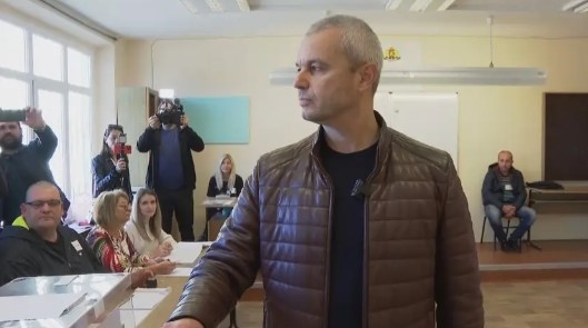 Лидерът на Възраждане Костадин Костадинов гласува в стаята в която