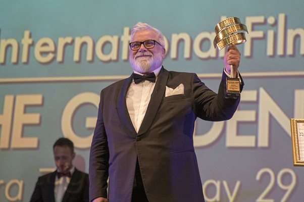 Изявени български артисти и музиканти да получават по 700 лв