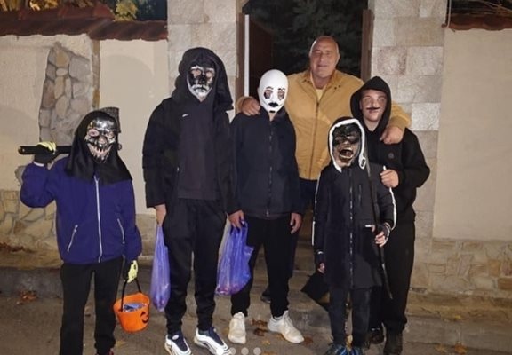 Бойко Борисов почерпи деца със сладкиши по случай Хелоуин  Лидерът на