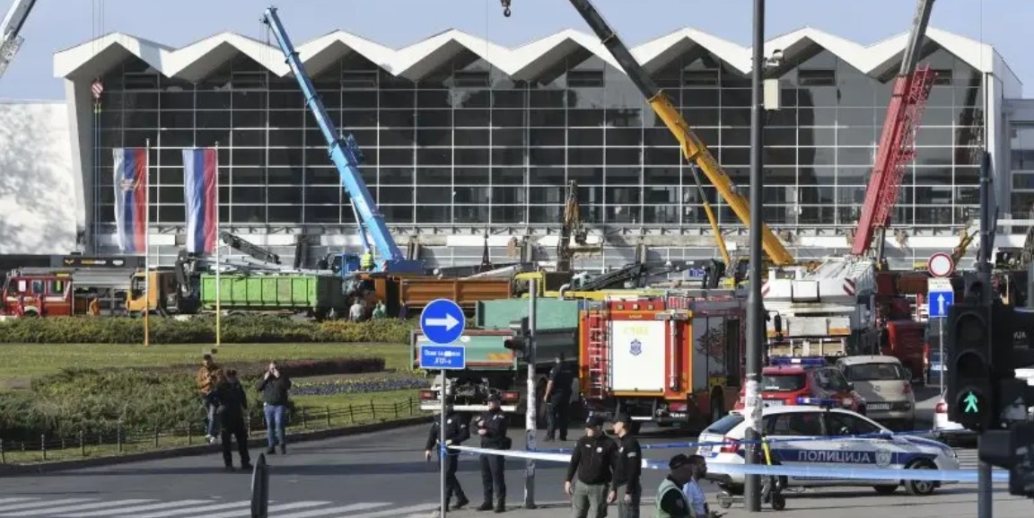 Най малко 8 души са загинали след като част от открит