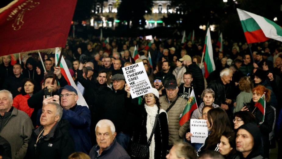 Безредици пред Народния театър Иван Вазов  предшестват премиерата на постановката Оръжията