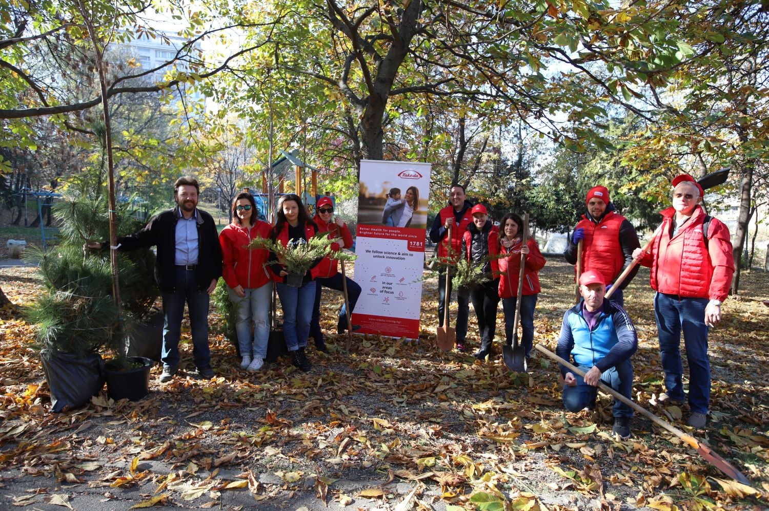 Екипът на японската биофармацевтична компания Таkeda засади дървета и ниска