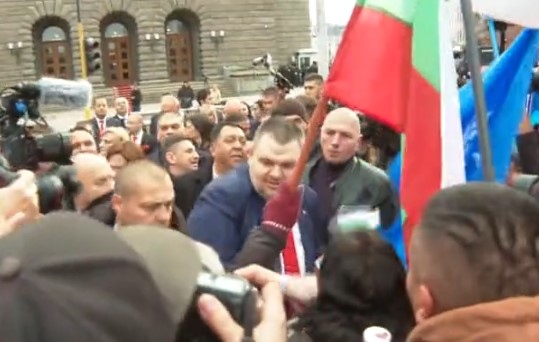 ДПС Ново начало напуснаха пленарната зала по време на речта на