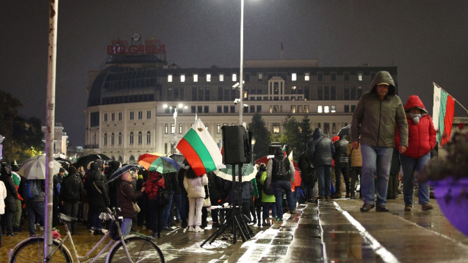 Привърженици на партия Величие протестират за втори път пред сградата