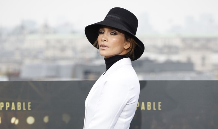 Дженифър Лопес беше забелязана хваната за ръка с млад рус мъж в Лондон Снимката