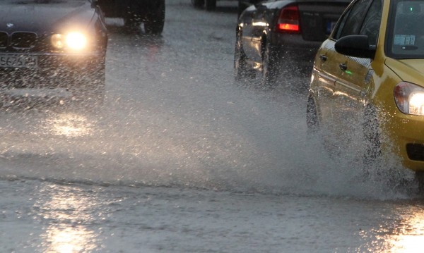През деня от запад валежите временно спират най късно в североизточните