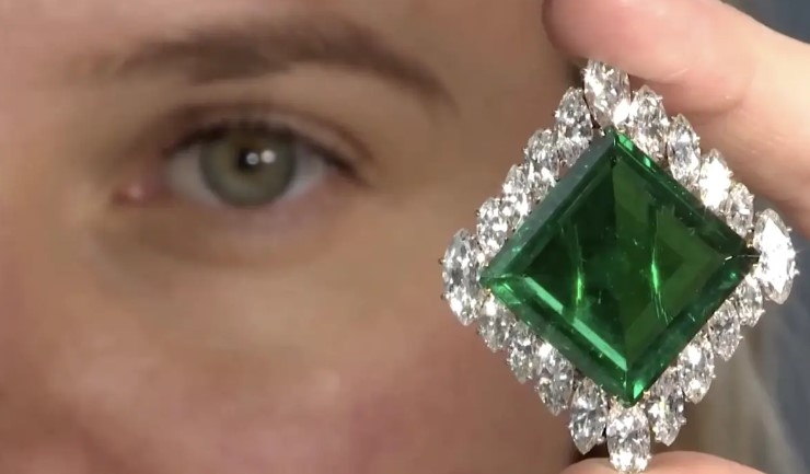 Рядък 37 каратов квадратен смарагд изумруд монтиран върху брошка от Картие