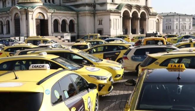 Таксиметрови шофьори от цялата страна излизат на масов протест днес