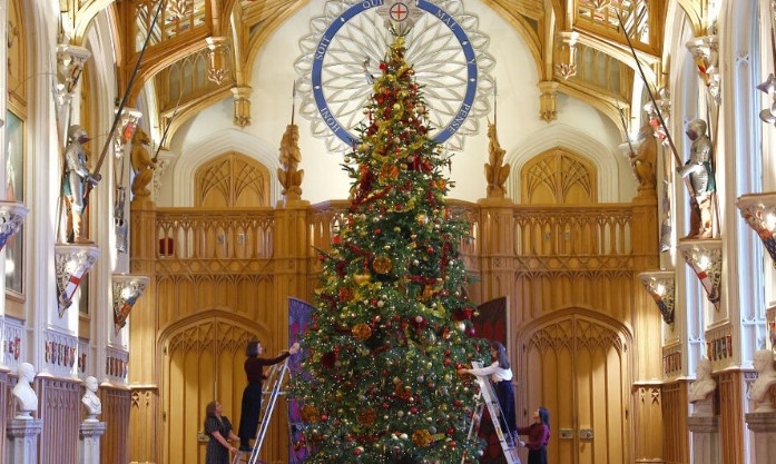 Украсиха официалната коледна елха на кралското семейство в замъка Уиндзор Тя е поставена в залата