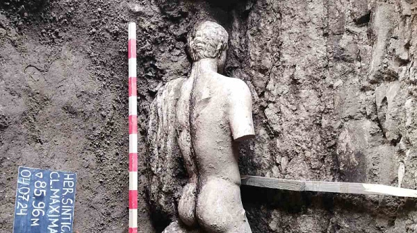 Един от двамата братя Гай или Луций внуци на